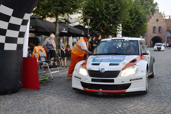 Steen Johansen og Claus Amstrup i mål på torvet i Sorø efter et rally, der tog så hårdt på 34 biler, at de udgik undervejs.
(Foto: specialpress@gmail.com)